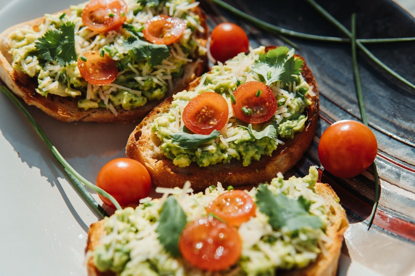 Pâine integrală cu avocado și roșii